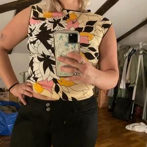 Retrotopp köpt vintage  - Jättesnygg top köpt på vintage affär, i nyskick!