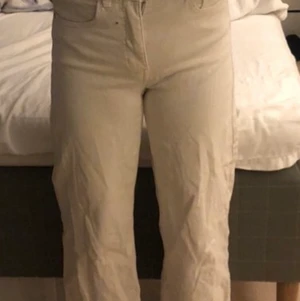 Kappahl beige jeans storlek xs/s - Ett par beiga jeans från Kappahl, storlek s/xs stretchiga. Tunt tyg och säljs pga att dem inte används mer☺️