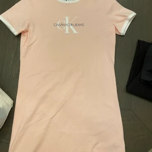 Sommarklänning från Calvin Klein - Sommarklänning från Calvin Klein använd endast en gång. Storlek xs men passar också en S. 