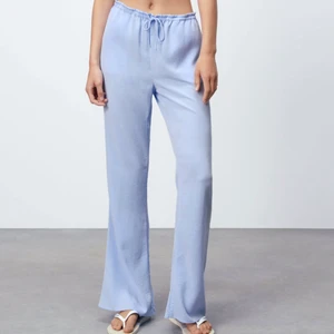 Rak byxa med struktur  - SÖKER DESSA!!! I helst M men S går också bra! Betalar såklart frakt!! Hör av er om ni säljer ett ser än annons! Har inte hittat någon och de är slutsålda! HJÄLP❤️‍🔥❤️‍🔥❤️‍🔥❤️‍🔥❤️‍🔥