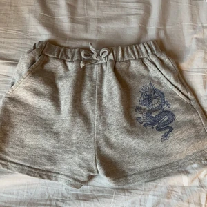 Shorts med en lila drake på - Tyvärr passar inte shortsen mig längre, väldigt skönt material och mjukt. Har typ använd dom 3 gånger.💕