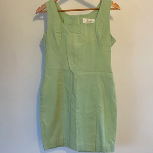 Vintage sommar klänning i linne - Vintage HM sommarklänning i fint skick.                                Vid köp av produkt: 1. Skicka meddelande med: - Namn - Adress och postnummer - Tel och mail 2. Swisha  3. Paketet postas till dig!