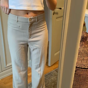 lowrise kostymbyxor - Lågmidjade kostymbyxor från Monki. Beiga. Storlek 38.