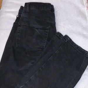 Svarta jeans - NAKD  - Dessa otroligt fina och sköna byxor i från NAKD är lite lösa högmidjade och perfekt längd om man är runt 160-168 cm. Inga hål och helt svarta. Frakt tillkommer ❤️