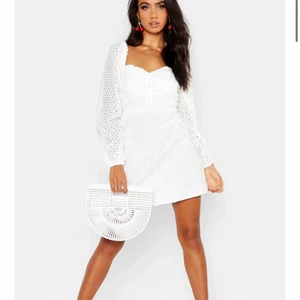 Studentklänning  - Säljer denna jättefina klänningen😍 perfekt till studenten, den är dessvärre för stor för mig så därför säljer jag🥲 klänningen är aldrig använd o alla prislappar är kvar! Köparen står för fraktkostnaden ❤️❤️