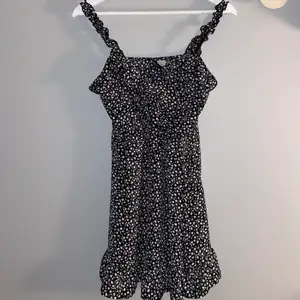 Jättesöt blommig klänning från H&M som knappt är använd. V ringad och har ”räfflade” detaljer.