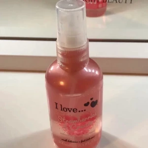 Parfym - Lägger upp igen vill få bort💗 luktar jordgubb super gott mycket mer än halva kvar kontakta vid funderingar🥰