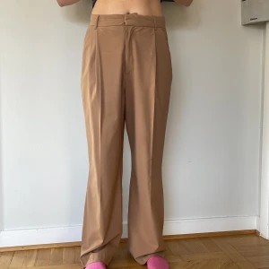 Kostymbyxor  - Långa kostymbyxor, lite slitna längst ner 
