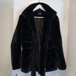 Jacka boohoo - Mjuk faux fur och satin på insidan. Använd 1 gång. 