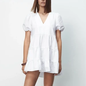 sommar klänning💋 - säljer denna vita jättetrendiga klänning från zara! aldrig använd och prislapp kvar🥰budet börjar på 200💞köp direkt för 350😍