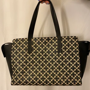 Malene Birger väska - Säljer denna jättefina och rymliga Malene Birger väska! (Nypris 2000) jag säljer den för 700