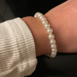 Vitt pärlarmband 🤍✨  - Vitt basic pärlarmband, stretching tråd, passar till allt!⚡️🤍✨valfri storlek 
