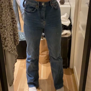 Blåa jeans - Raka blåa jeans ifrån Pull&bear! Säljer pga ingen användning (smutsig spegel inte jeansen).  163cm lång är jag som referens☺️ 