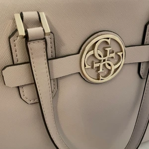 Guess väska  - Nyskick aldrig använd. Superfin vår väska. 