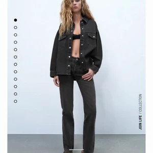 Helt nya Zara jeans i storlek 36 - Dessa jeans är helt oanvända från zara i storleken 36, säljer då dom tyvärr var försmå