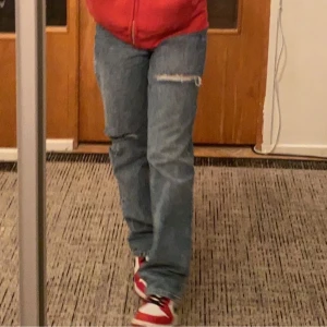 Bagygy jeans - Säljee hms sällsynra baggy jeans som är sålda överallt. Storlek 34 men passar mig som är 34/36🥰👍 jag är 160 lång men som ni see så har jag tagit upp byxorna. Orginall pris 500 mitt pris 200🤩 kan mötas up för dom nära kiruna
