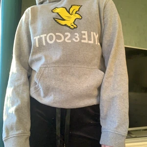 Grå Lyle & Scott hoodie storlek 158 - En skön hoodie som används ca 1-2 gånger 