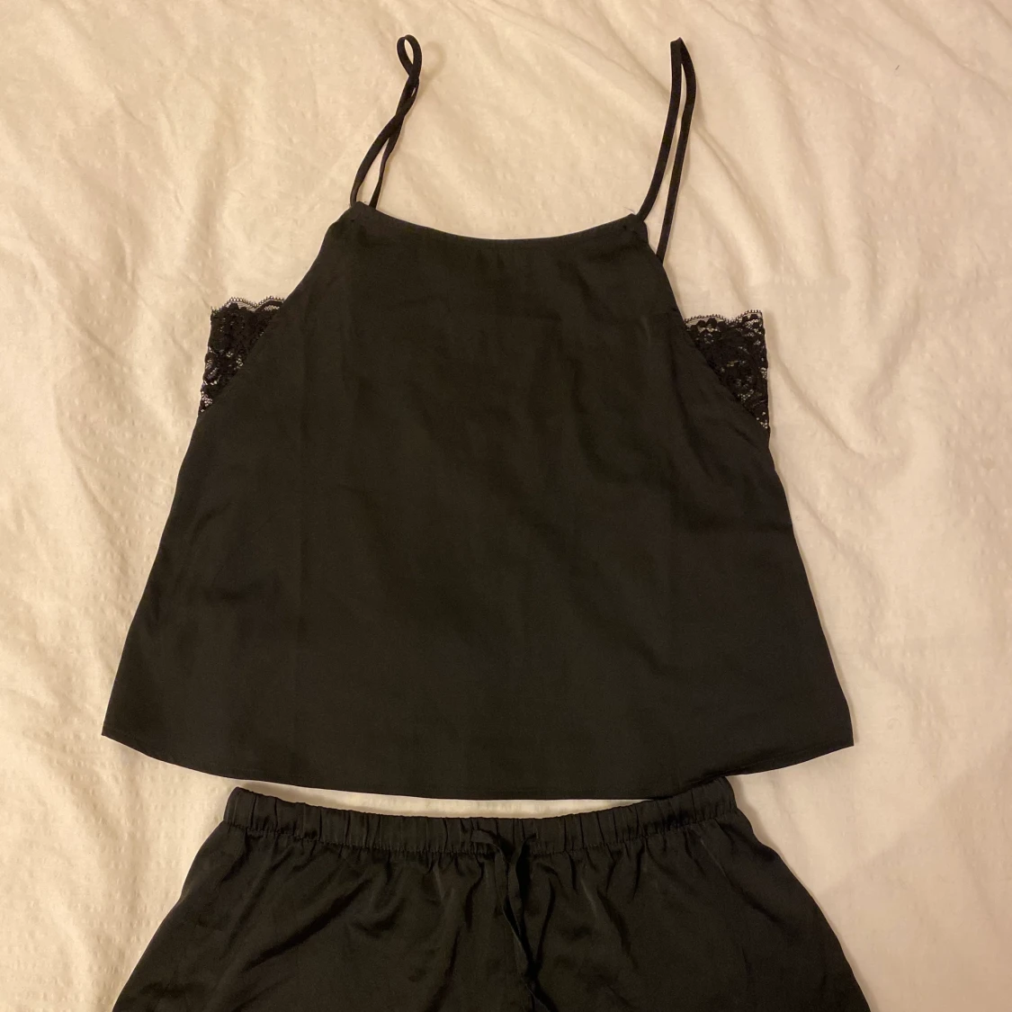 Pyjamasset i sidenmaterial - Anna Field