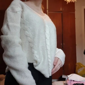 Stickad tröja  - Stickad tröja ifrån hm passar st xs-m. Jätte skön och varm, väl använd men i mycket bra skick. Skriv vid intresse💞