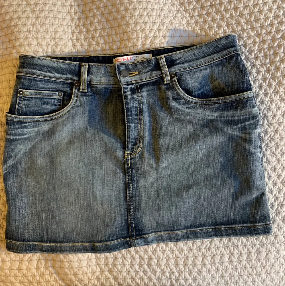 Säljer denna lågmidjade minikjol i jeans från märket ICHI. Står ingen storlek men den är stretchig, uppskattar till en S. Mått: midjemått 87 cm, längd 33 cm. (Har inga bilder med kjolen på då den är för liten för mig). Kjolar.