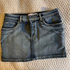 Säljer denna lågmidjade minikjol i jeans från märket ICHI. Står ingen storlek men den är stretchig, uppskattar till en S. Mått: midjemått 87 cm, längd 33 cm. (Har inga bilder med kjolen på då den är för liten för mig)