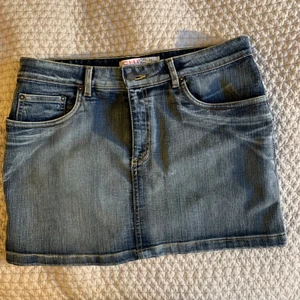 Lågmidjad jeanskjol - Säljer denna lågmidjade minikjol i jeans från märket ICHI. Står ingen storlek men den är stretchig, uppskattar till en S. Mått: midjemått 87 cm, längd 33 cm. (Har inga bilder med kjolen på då den är för liten för mig)
