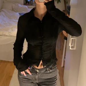 Svart tröja - Säljer denna SUPERFINA svarta tröjan som helt enkelt inte kommer till användning längre:( tröjan är av ett mer ”genomskinligt” material och en liten sjal tillkommer (se bild 3) 💞 köparen står för frakten men jag möter även upp i Lund💞 