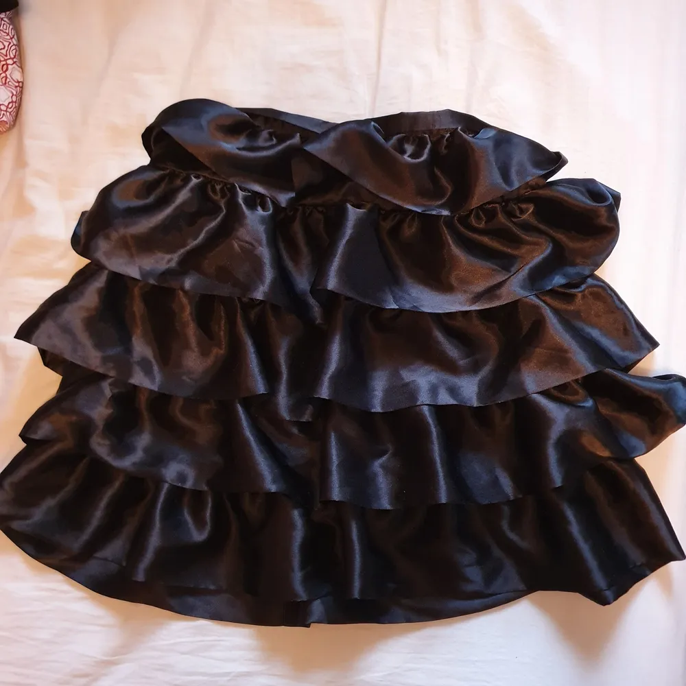Hjälper en vänn sälja denna  kjol ifrån koola anna i st M, populär och jätte fint till sommaren!! . Kjolar.