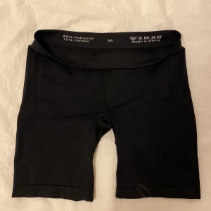 Svarta träningsshorts - Enkla, sköna och simpla shorts i träningsmaterial. Ej högmidjade, men sköna. Jag föredrar cykelbyxor, därför säljer jag dessa. (35kr inkl. frakt)