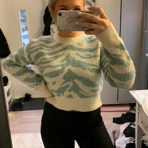 Zebra tröja  - Super fin tröja i mint grön och vit med zebra mönster!🤩 Den är använd Max två gånger och i super bra skick💗