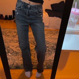 Zara jeans - Gråa jeans från zara. As sköna! Kommer tyvärr inte till någon användning längre!