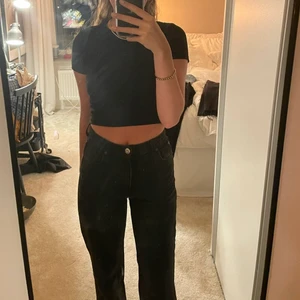 Svarta zara mid jeans  - Säljer mina zara svarta mid jeans. Dessa är hellånga på mig och jag är 173cm lång. Dessa är knappt använda och i väldigt bra form. Sitter som en smäck!🙏🏼