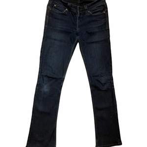 Ett par jättefina låg midjade Levis jeans i modellen Demi Curve som tyvärr inte kommer till användning.💗 Midjemått: 76cm Innerbenet: 75cm. Passar mig som är 166☺️