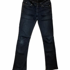 Low Rise Levis Jeans - Ett par jättefina låg midjade Levis jeans i modellen Demi Curve som tyvärr inte kommer till användning.💗 Midjemått: 76cm Innerbenet: 75cm. Passar mig som är 166☺️