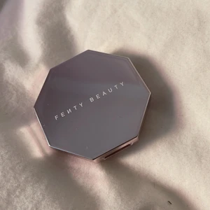 Fenty beauty - En så fin krämhighlighter från fenty beauty! ALDRIG ANVÄND. (Märkerna i själva krämen var så när jag beställde den. Har inte rört i den så den är helt ny!)💗