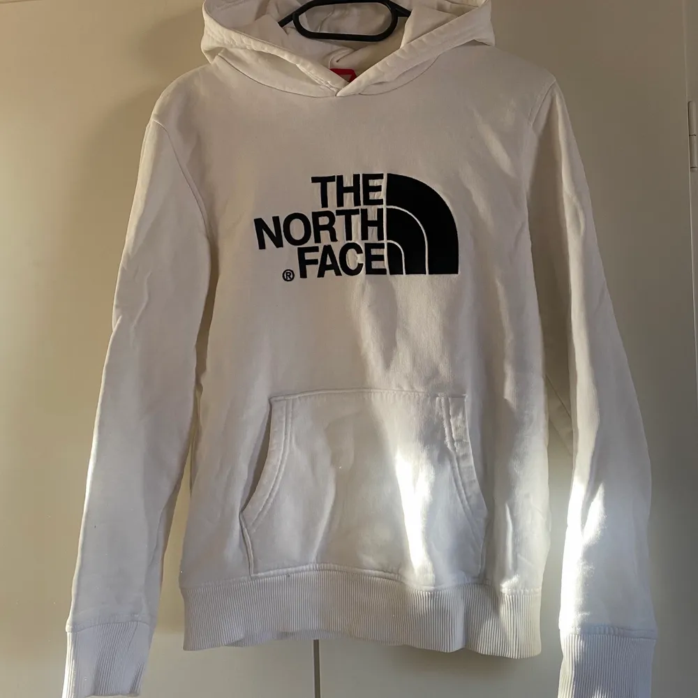 Säljer denna hoodie från the north face. Storlek S. 200kr + frakt 66kr. Tröjor & Koftor.