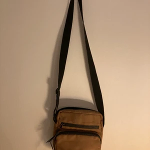 Dickies väska  - Dickies axelväska. Rätt så sliten med lite missfärgningar men ändå snygg, köpt på Beyond retro.