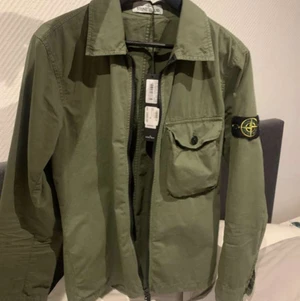 Stone island jacka i storlek M  - Skicket ligger på 9/10 och kan skicka fitpic om de skulle velas ha. Billigare vid snabb affär. Spårbarfrakt och safepay på 👍🏻