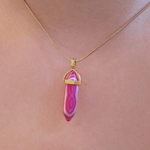 Rosa kristall halsband. Kedjan är 42cm lång. OBS ej äkta kristall.