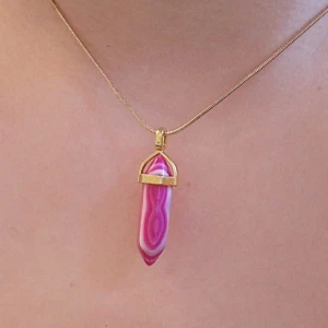 Halsband  - Rosa kristall halsband. Kedjan är 42cm lång. OBS ej äkta kristall.