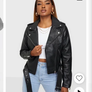 Fin jacka - Fin jacka som likar den på bilden, ifrån Only. Finns egna bilder, finns även en liten defekt som jag kan skicka bild på. Lägger upp igen pågrund av oseriös köpre