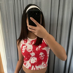 Linne med tryck - Super coolt linne med rött tryck! Aldrig använt. 