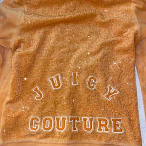 Juicy couture kofta - Vintage juicy couture kofta i en orange färg, storlek s. Använt skick men fortfarande fin.