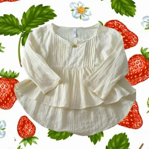 Vit blus - Säljer denna supersöta cottagecore blusen som jag har andvändt en del. Jättefin till layering eller vara som den är! Xs men mer som S. Har en vintage-vit färg så lite mer krämvit. Hör av dig, puss!🥰