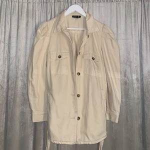 Kappa/skjortjacka - Superfin skjortjacka inte alls så använd. Tunn men endå en perfekt vår jacka. Köpot på kappahl för 599 men säljer för 300. Den är i storlek M men den passar mer S/XS skulle jag säga. ( den ser lite skrynklig ut för den har varit i garderoben i några månader men såklart så kan jag stryka den innan jag skickar den )