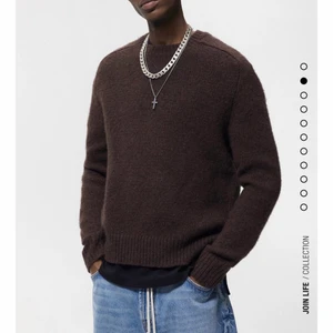 Stickad tröja  - Försöker sälja denna slutsålda tröjan från zara. Köpte och hann aldrig lämna tillbaks, så nu har 30 dagar gått. Helt oanvänd och lappen är kvar! Nypris 559kr🤎 köparen står för frakten! Den är ganska liten i storleken skulle jag säga 