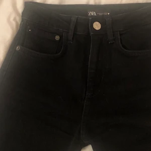 ZARA jeans - Säljer dessa svarta zara jeansen i st 34 men små i storleken. Använt vid två tillfällen, säljer för att jag tycker de är lite små. Slitna nertill och slutar precis där skon börjar på mig som är 164💞                        Paketet skickas med osårbar frakt (66kr), betalning sker via swish!