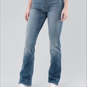 Bootcut jeans i nyskick  - Supersköna o formar kroppen fint. Gjorda i lite mindre grovt jeansmaterial. Använda en gång men kommer inte till användning o behöver ett nytt hem 💙 PM vid frågor 