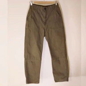 cargobyxor  - cargobyxor från h&m 🪖 de är högmidjade och har raka ben. använt några gånger, men fortfarande i bra skick!! färgen ändras på bilden men de är exakt samma byxor som på sista bilden ‼️ priset går att diskutera, ge egna förslag 😆 om fler skulle vara intresserade blir det budgivning !!