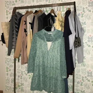 Zara klänning - Det här är min oanvända klänning som jag använt 1 gång på midsommar⭐️Köpte för 399 kr⭐️Dock en knapp borta men man tänker inte på det🥰